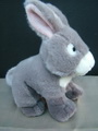 sz�rke, �ll� f�l� nyuszi (16cm) - vir�gk�ld�s